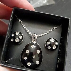 Avon silver tone matching earring and necklace set